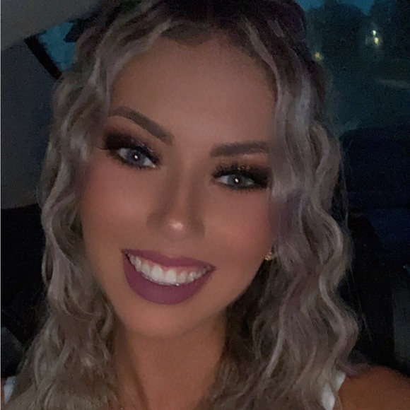 Meet your Posher, Laura - Picture 1 of 1